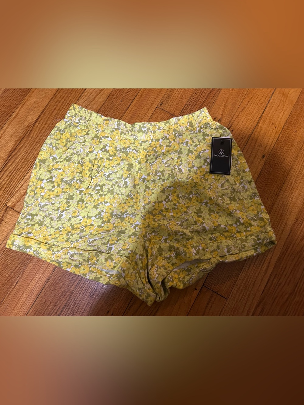 NEW Volcom  Summer Dainty Floral Sun Shorts Size Small